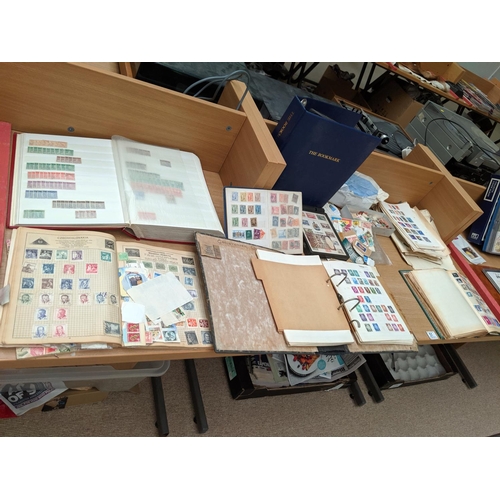 51 - A large quantity of loose and mounted world stamps