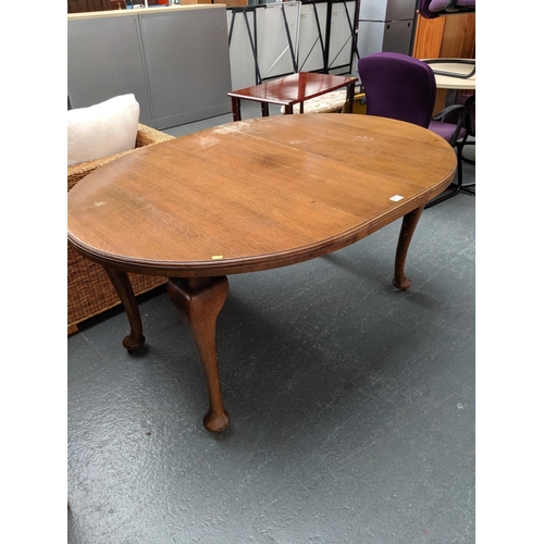 711 - An oval oak dining table