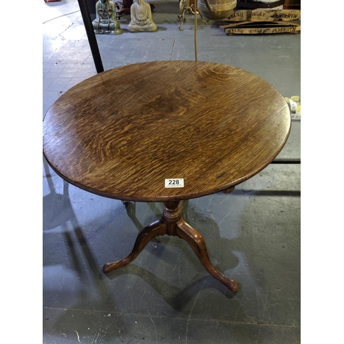 228 - An early oak tilt top, pedestal table