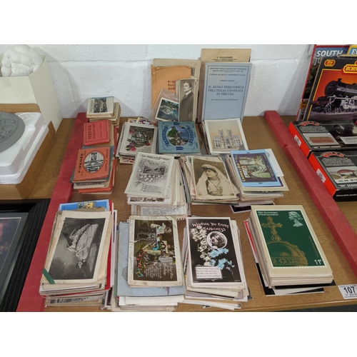 107 - Vintage souvenir booklets and a large selection of vintage postcards