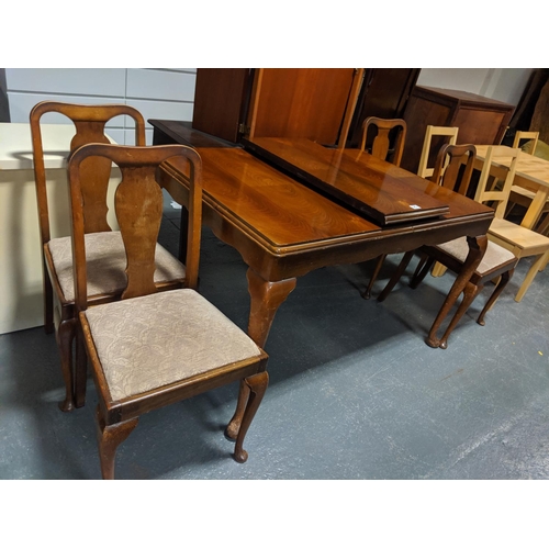 543 - An extending dining table and four chairs