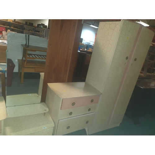 780 - Matching bedroom furniture set to include dressing table, chest of drawers and wardrobe