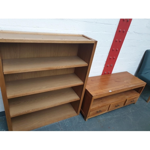 512 - An oak shelving unit and a cabinet