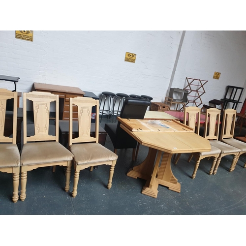 550 - An extending dining table with six chairs