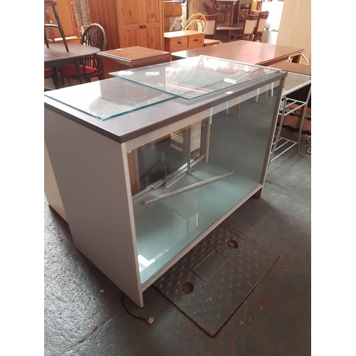 527 - A glass display cabinet.