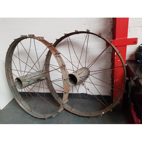 555 - A large pair of early metal tractor/agricultural machine wheels