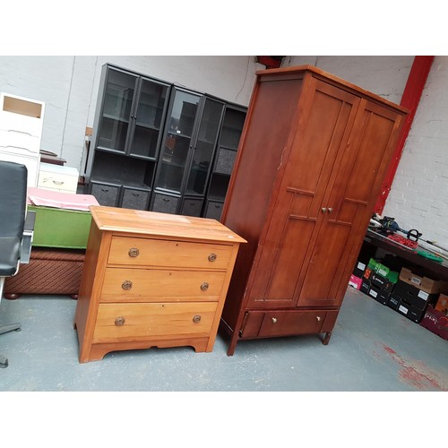 576 - A wardrobe and a chest of drawers