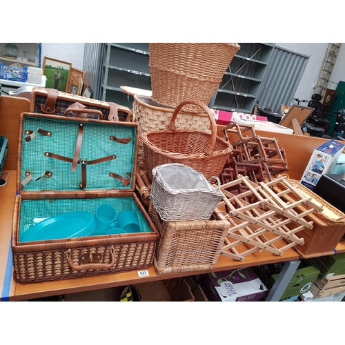 623 - Wicker baskets, wine racks and 2 picnic sets