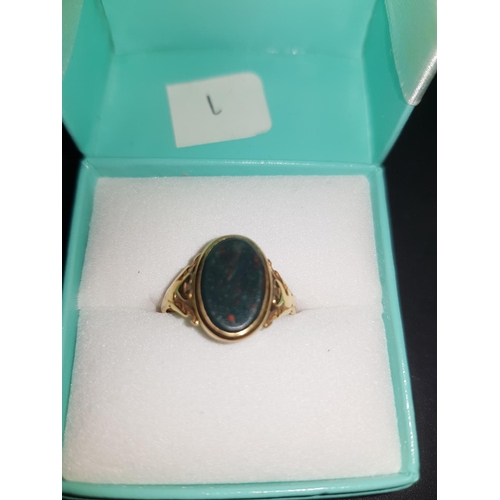 274 - A 9K gold ladies signet ring with dark green stone