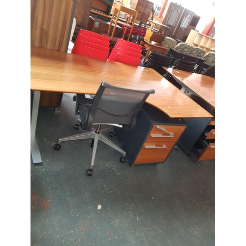 522 - A wooden topped office desk, filing cabinet and swivel chair