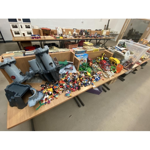 14 - A large quantity of Playmobil buildings, over 200 figures etc.