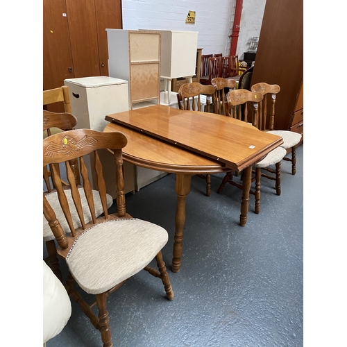 332 - An extending dining table and six chairs