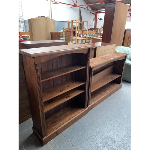 549 - Two pine bookcases with adjustable shelves