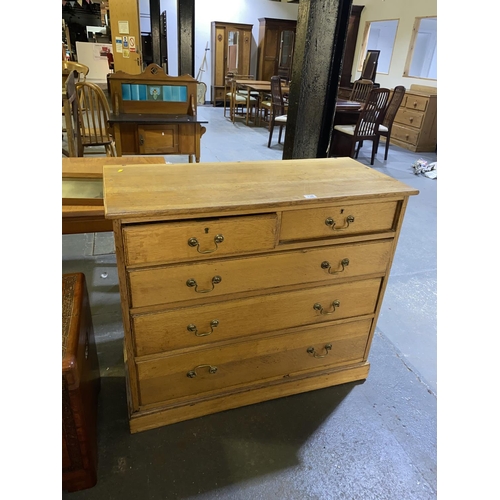 138 - An oak five drawer chest of drawers