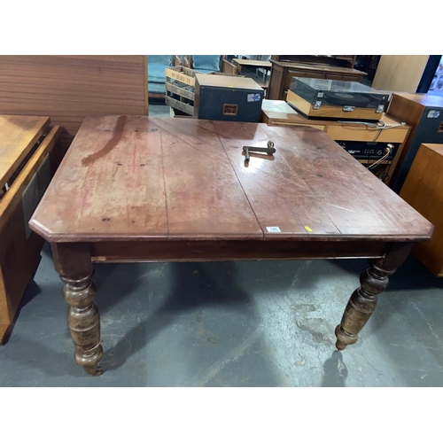 146 - A Victorian mahogany wind out dining table