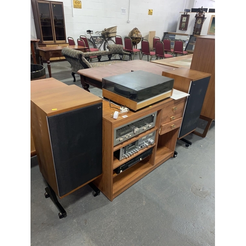 152 - Stereo separates to include a Thorens TD125 turntable, a Luxman solid state R1050 amplifier/ tuner, ... 