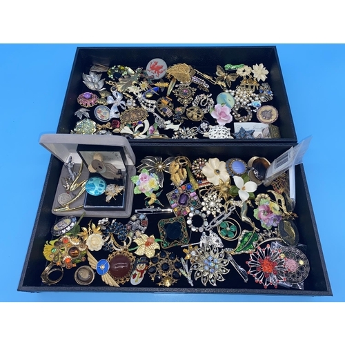 171 - A large collection of vintage brooches including Marcasite, Mizpah, New World Fair 1939 etc