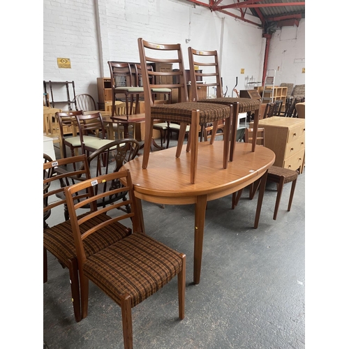 554 - An extending dining table and six chairs
