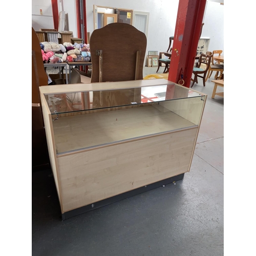 579 - A glass display cabinet