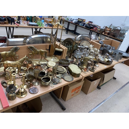29 - A quantity of metalware to include brass, copper, silver plate and pewter decorative items