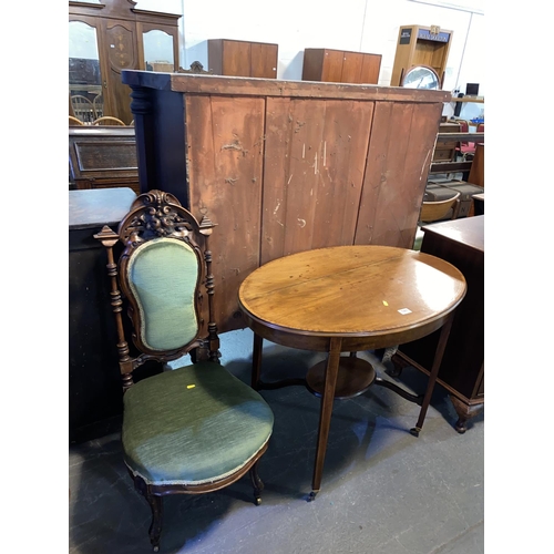 141 - An oval mahogany lamp table and a Victorian mahogany nursing chair