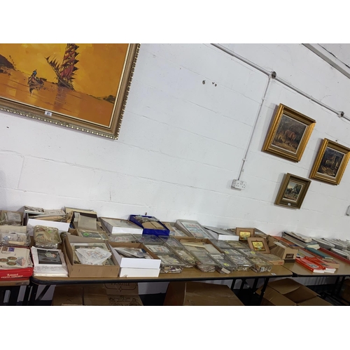 80 - A large quantity of loose British stamps and stamp catalogues