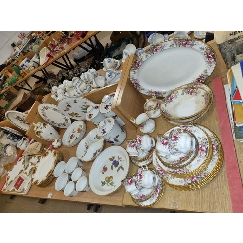 14 - Royal Worcester Evesham fine china together with Royal Albert Old Country Roses fine china plates, m... 