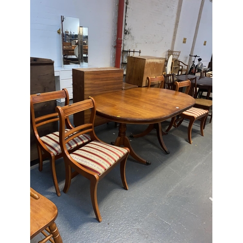525 - An extending dining table with four chairs
