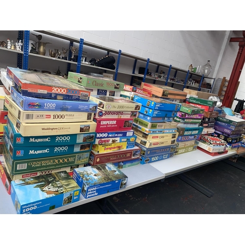 511 - A large quantity of vintage jigsaw puzzles