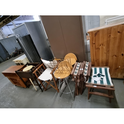 801 - An oak hostess trolley, 4 garden chairs, 2 kitchen stools and a teak TV stand