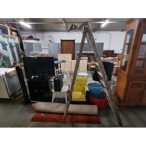 810 - A retro chair, step ladders, 2 x bean bags, machine made rugs, Etech TV, Samsung surround sound syst... 