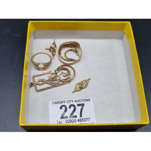 227 - 9.6 grams of 9k gold - earrings, pendant, rings, etc