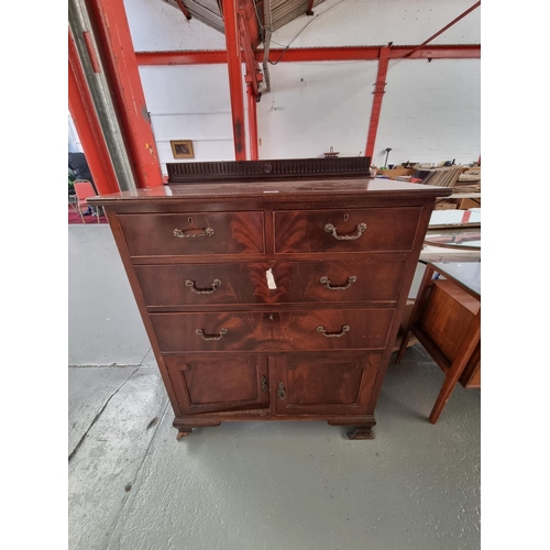 100 - A mahogany chest of drawers with 2 doors