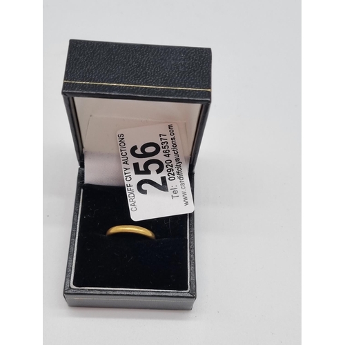 256 - A 22k gold wedding band - 3.3 grams