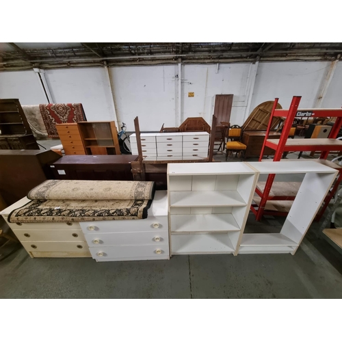 570 - 2 x white bookcases, a rug, 2 x white chests of drawers