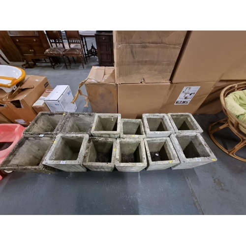 572 - 12 Garden pots/planters