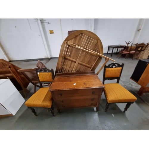 594 - Oak chest of drawers and 2 oak chairs