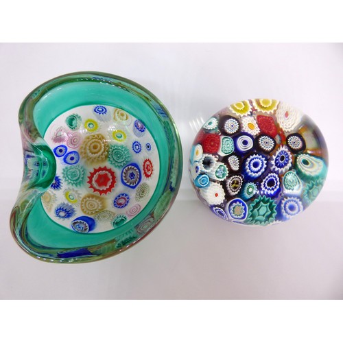 78 - Archimede Seguso Incalmo bowl and paperweight with millefiori, Murano Italy 1960s.
Diameters 8 and 1... 