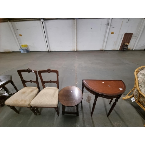 568 - A mahogany side table, an oak coffee table and 2 x mahogany chairs