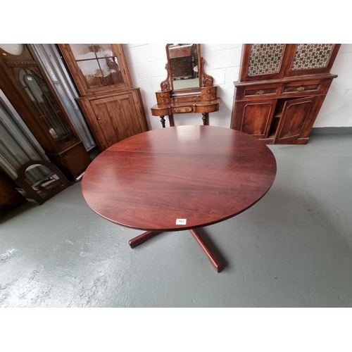 139 - A 1950s mid-century rosewood McIntosh of Kirkcaldy circular extending dining table