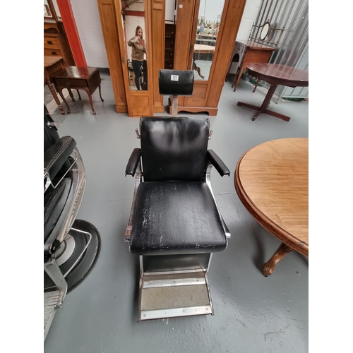 121 - A Belmont hydraulic barbers chair