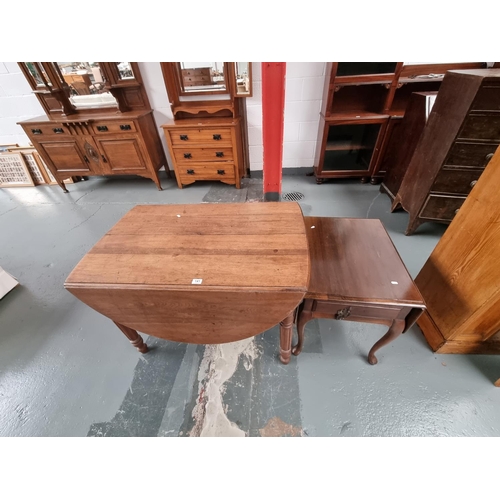 141 - An oak drop leaf dining table and a small drop leaf side table