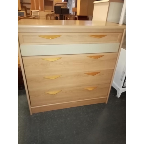 318 - A modern 4 drawer chest of drawers