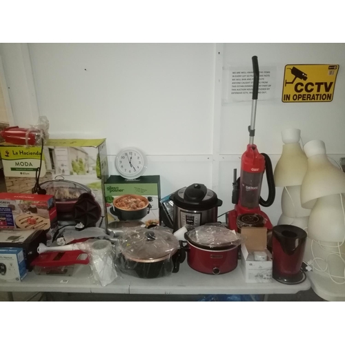 426 - Mixed electricals to include crepe maker, soup maker, slow cooker, hoover, etc