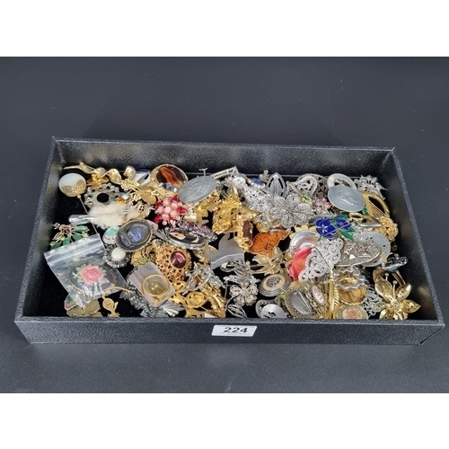 224 - A collection of over 100 brooches