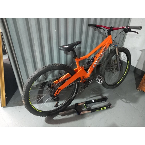 149 - An orange 5 downhill full suspension mountain bike with spare forks (Suntour XCR air forks)