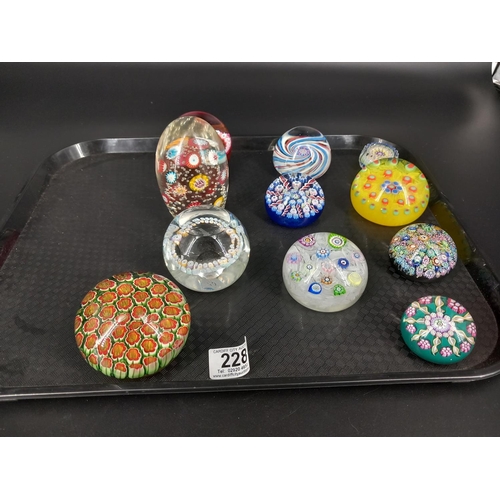 228 - A collection of paperweights to include Perthshire limited edition, John Deakins Murano and Caithnes... 