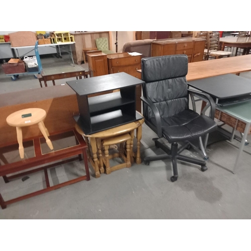 337 - Black leather swivel chair, black desk, oak nest of tables, etc