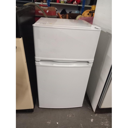 413 - An Essentials fridge freezer