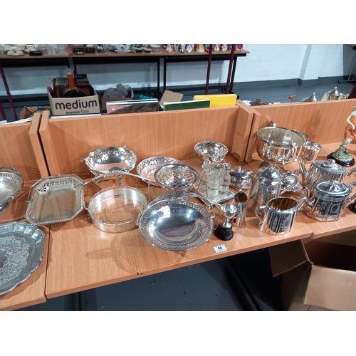 40 - A collection of good quality silver plate to include rose bowls, dishes, trays etc - Walker and Hall... 